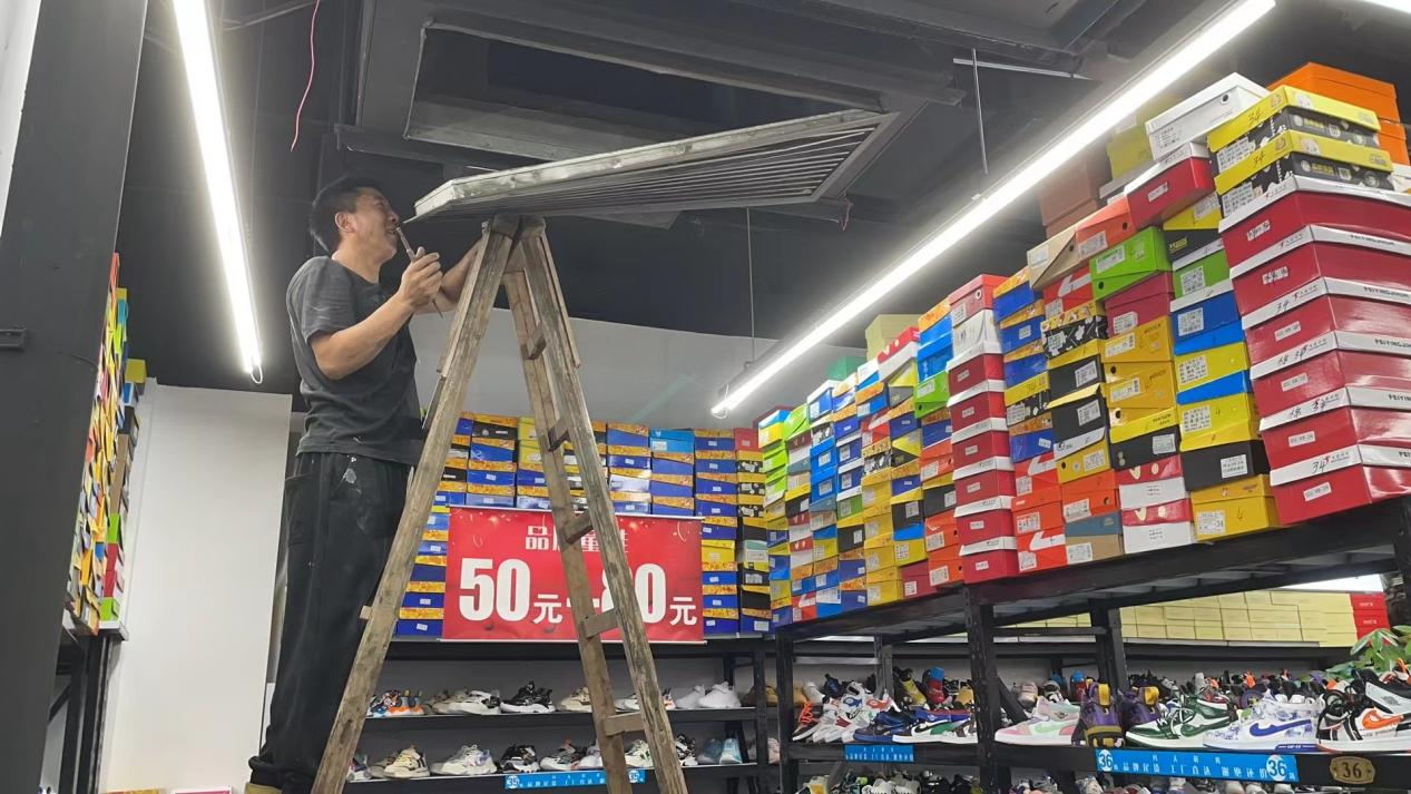 錢江商城對空調(diào)出風口進行清潔工作