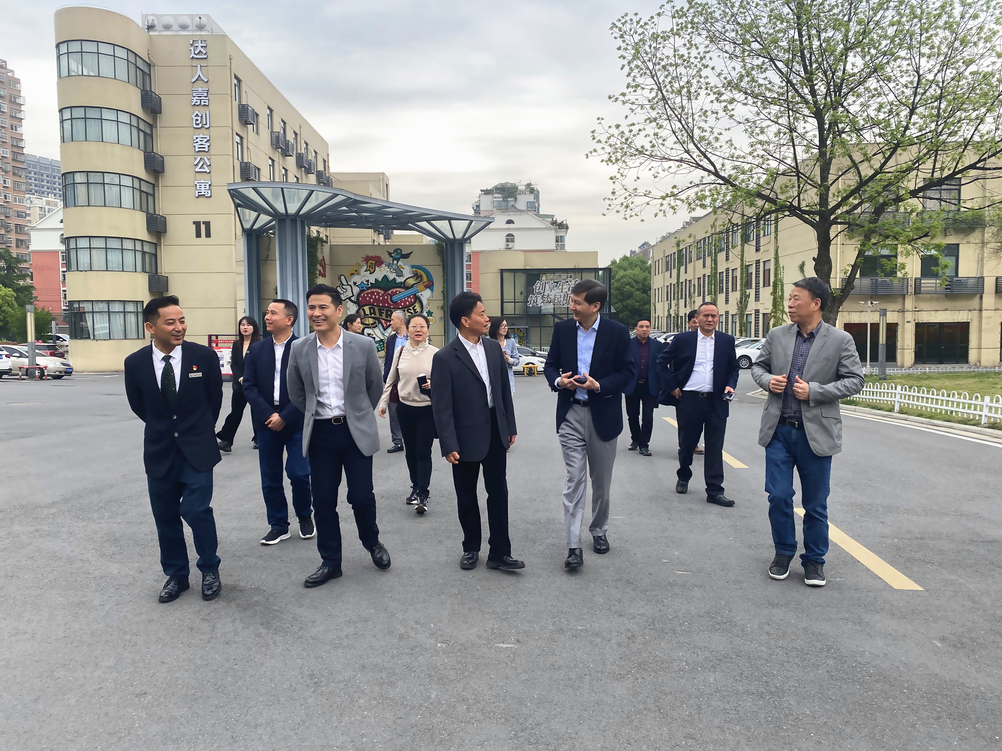 杭州市政協(xié)副主席、市工商聯(lián)主席馮仁強(qiáng) 一行蒞臨廬陽(yáng)建華文創(chuàng)園考察