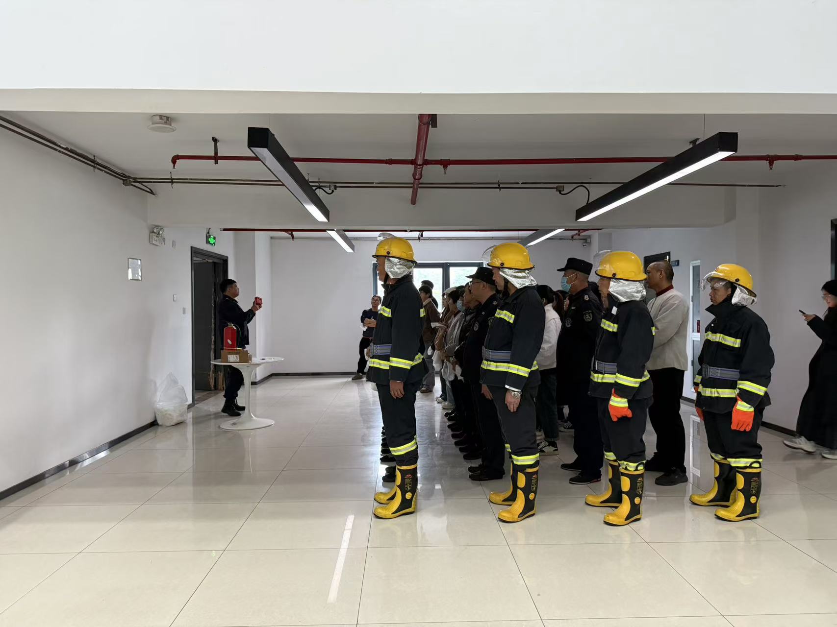 以練筑“防”，防范未“燃” ——建華文創(chuàng)集團(tuán)開展消防逃生安全演練