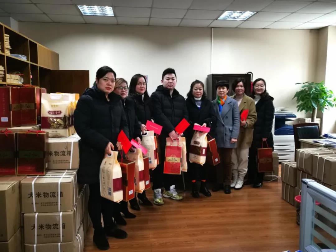 集團領(lǐng)導(dǎo)慰問一線員工和部分優(yōu)質(zhì)合作商戶