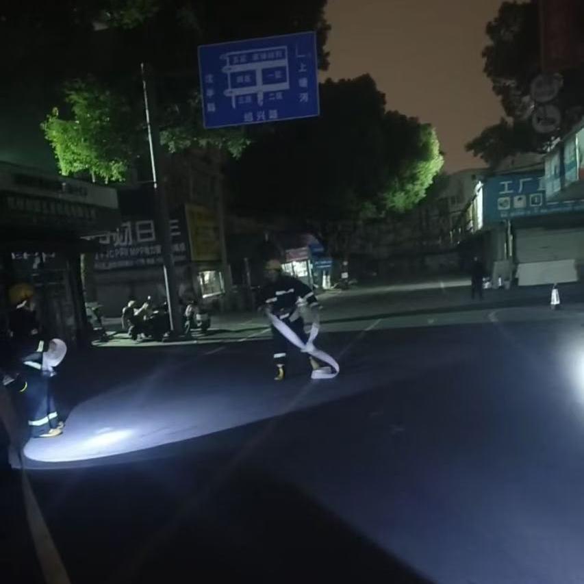 建華市場深夜進(jìn)行突擊消防演練活動