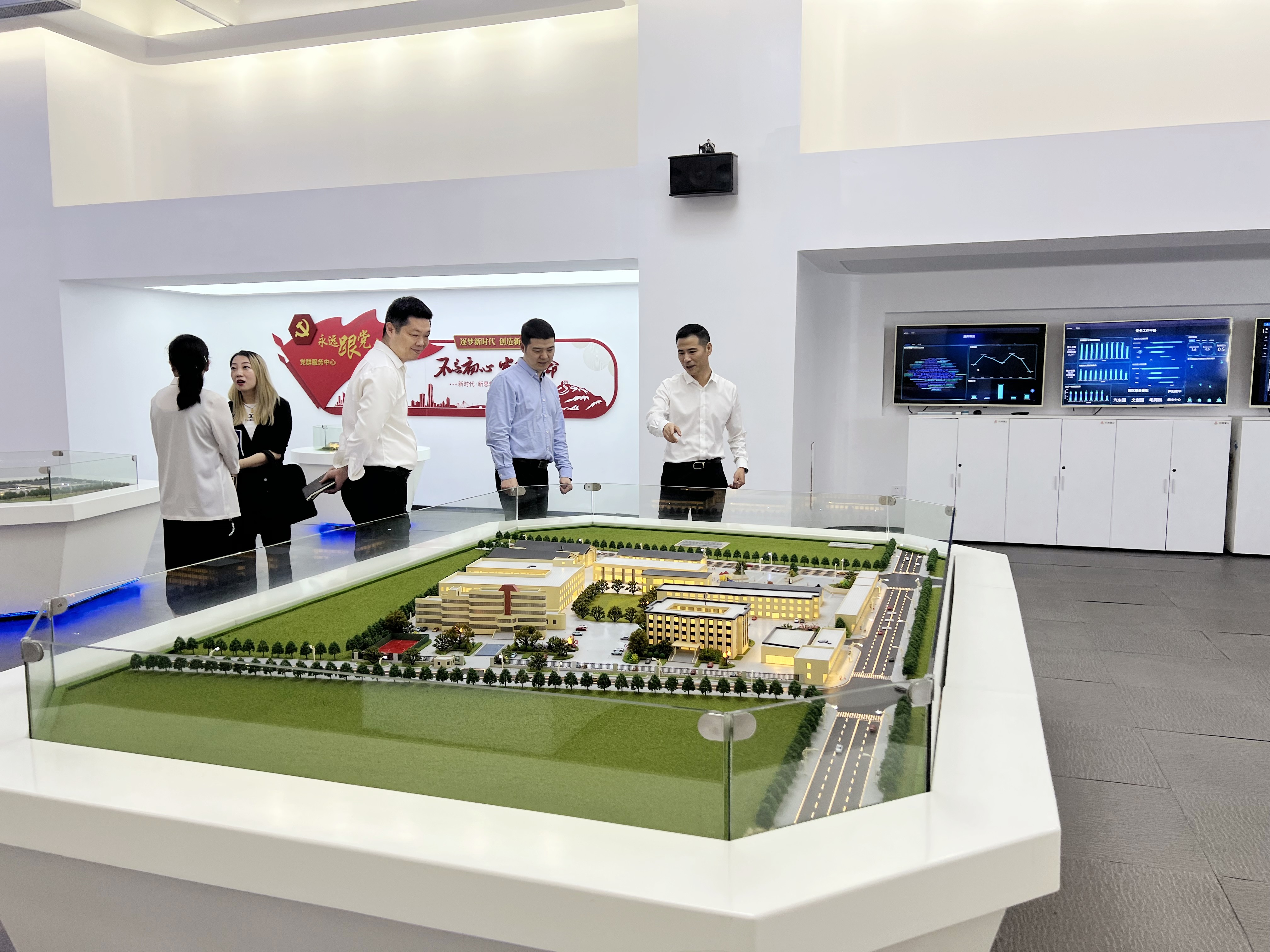 拱墅區(qū)祥符街道黨工委副書記、辦事處主任張洪明一行蒞臨杭州建華文創(chuàng)集團(tuán)調(diào)研指導(dǎo)