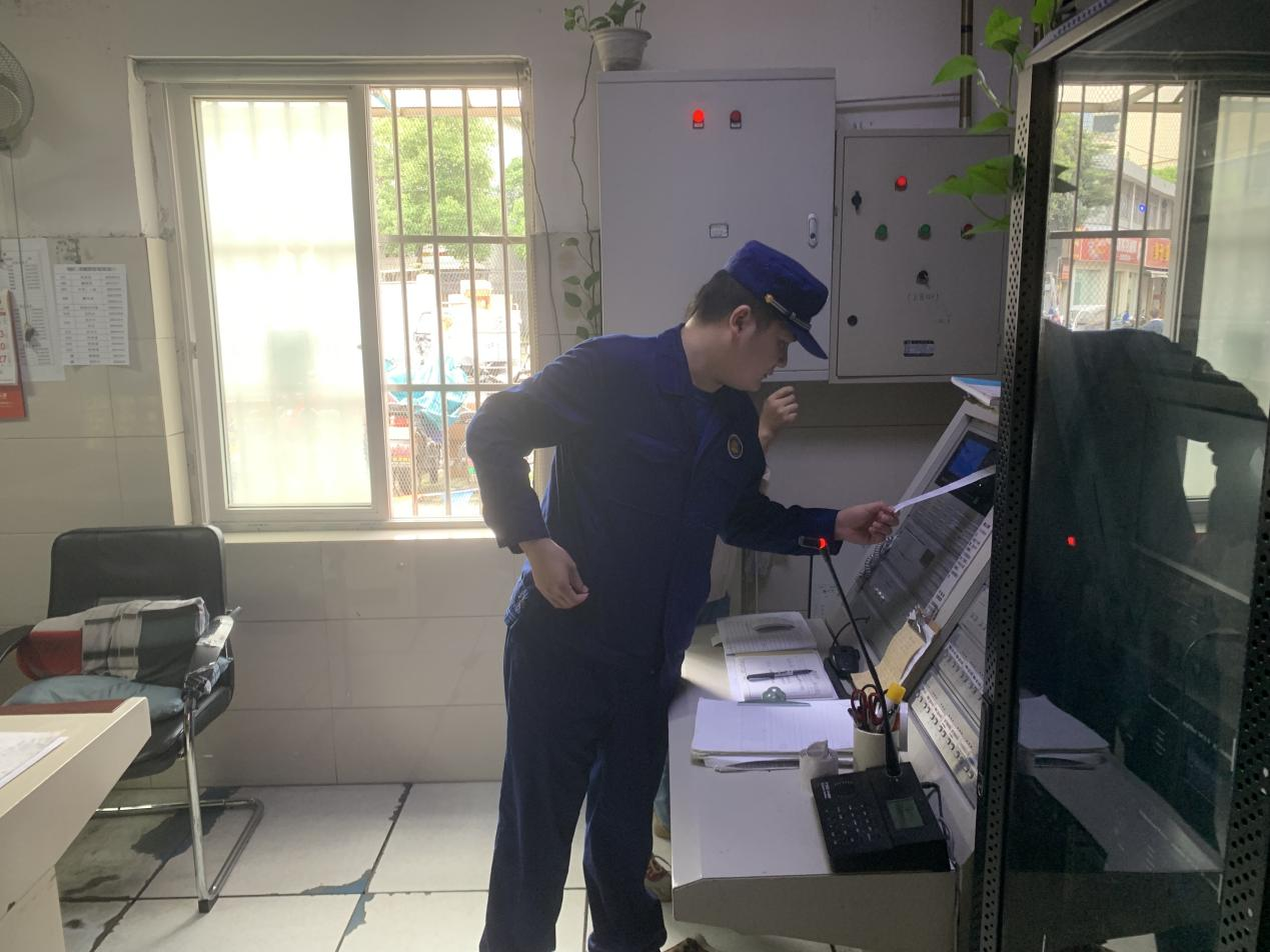 把好節(jié)前“安全關(guān)”——街道聯(lián)合社區(qū)走訪錢江商城開(kāi)展消防安全檢查