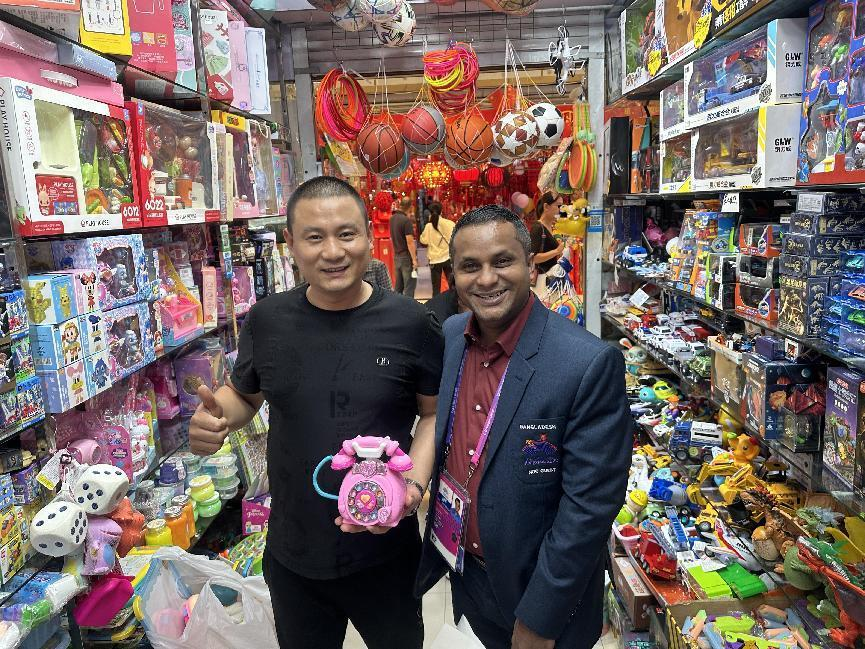 熱情服務(wù)外籍顧客，展現(xiàn)亞運錢江風(fēng)采