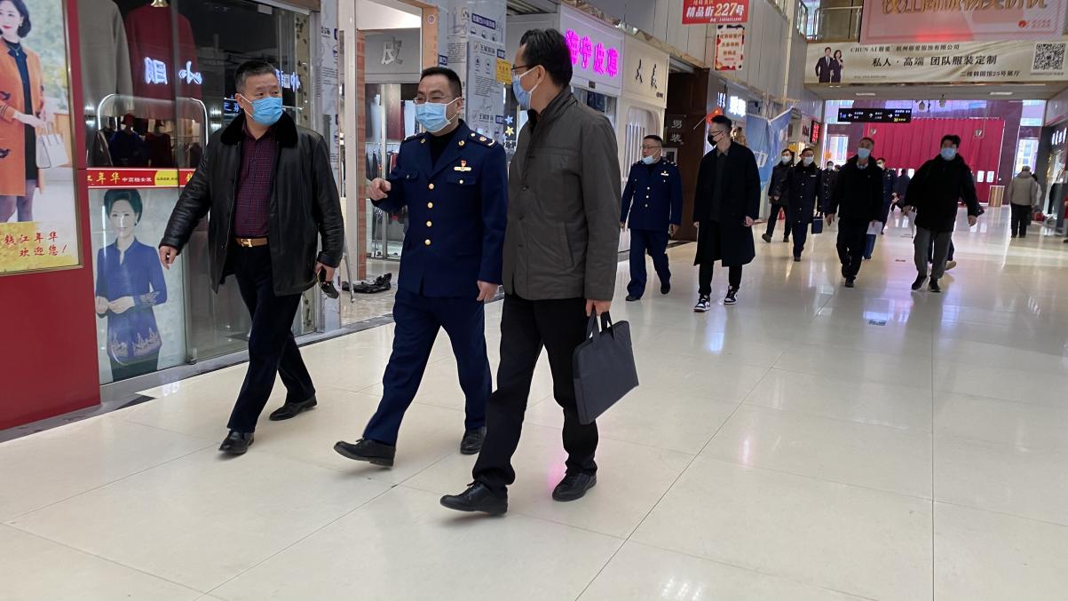 浙江省市場(chǎng)監(jiān)管局科技處沈華清處長(zhǎng)蒞臨錢(qián)江商城檢查進(jìn)口商品疫情防控工作