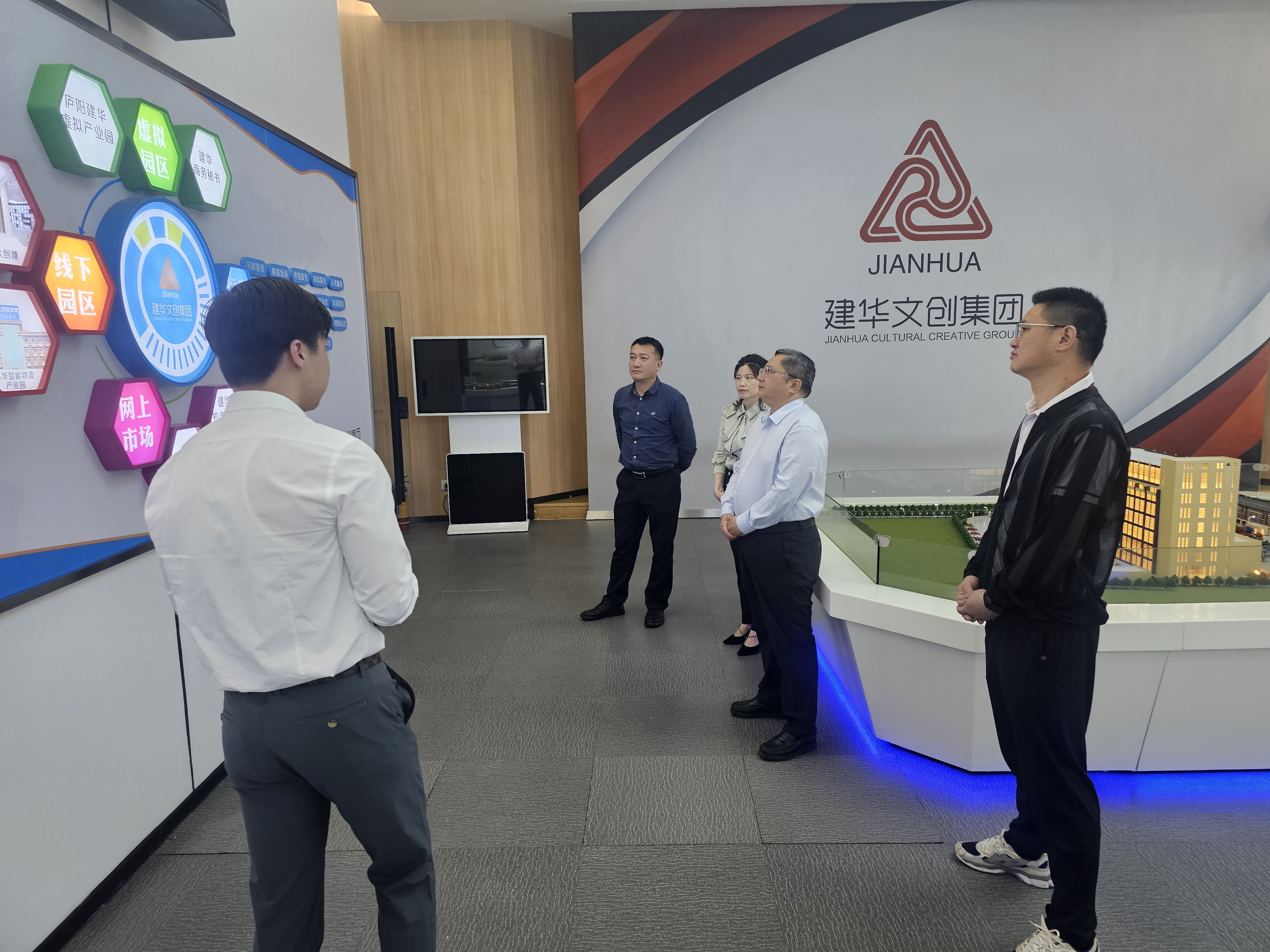 貴溪市人民政府市長、經(jīng)開區(qū)書記潘磊一行蒞臨建華文創(chuàng)集團(tuán)考察調(diào)研