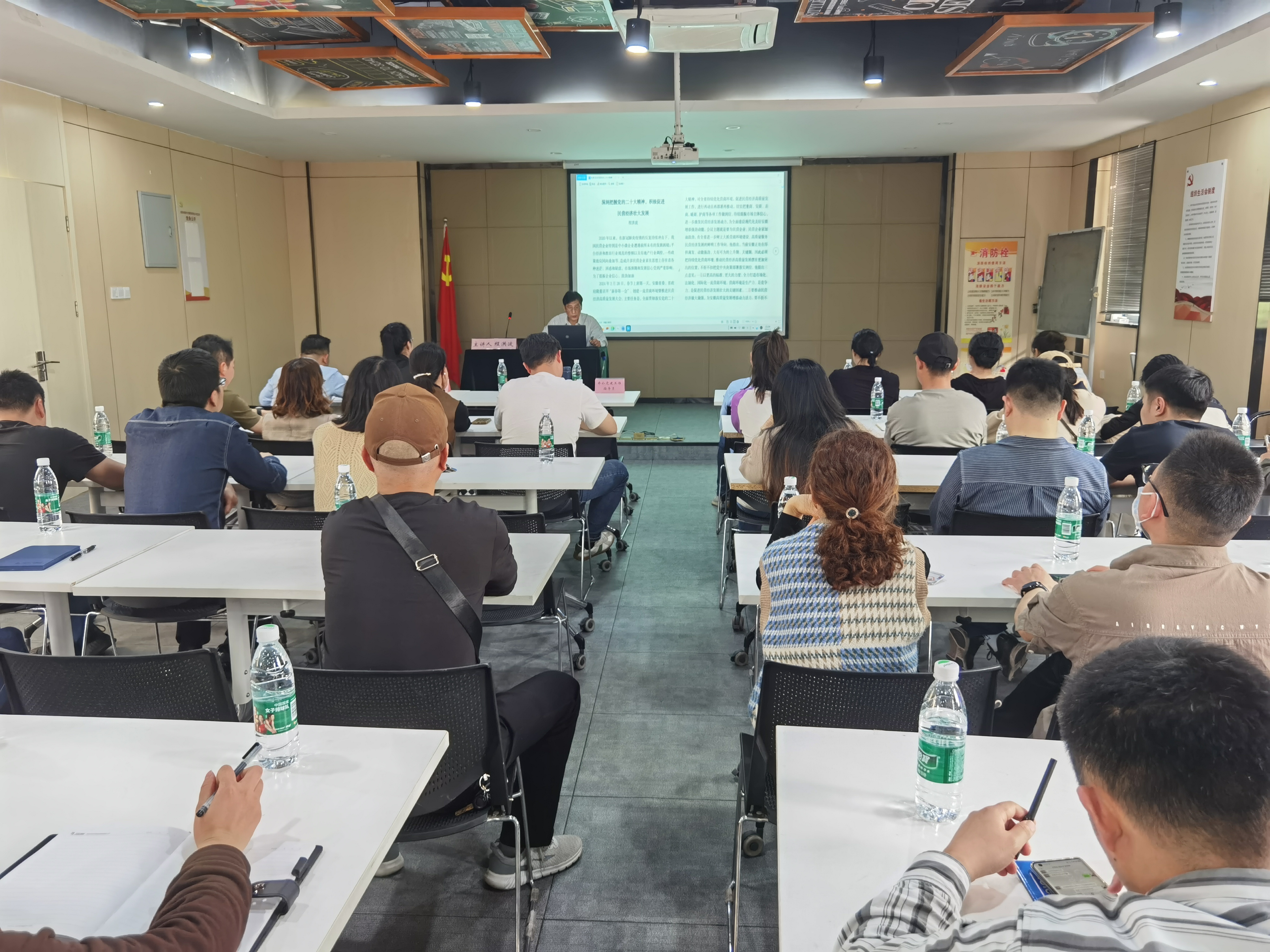 海棠街道第五批非公黨建工作指導(dǎo)員聯(lián)席會(huì)議在廬陽(yáng)建華文創(chuàng)園順利召開