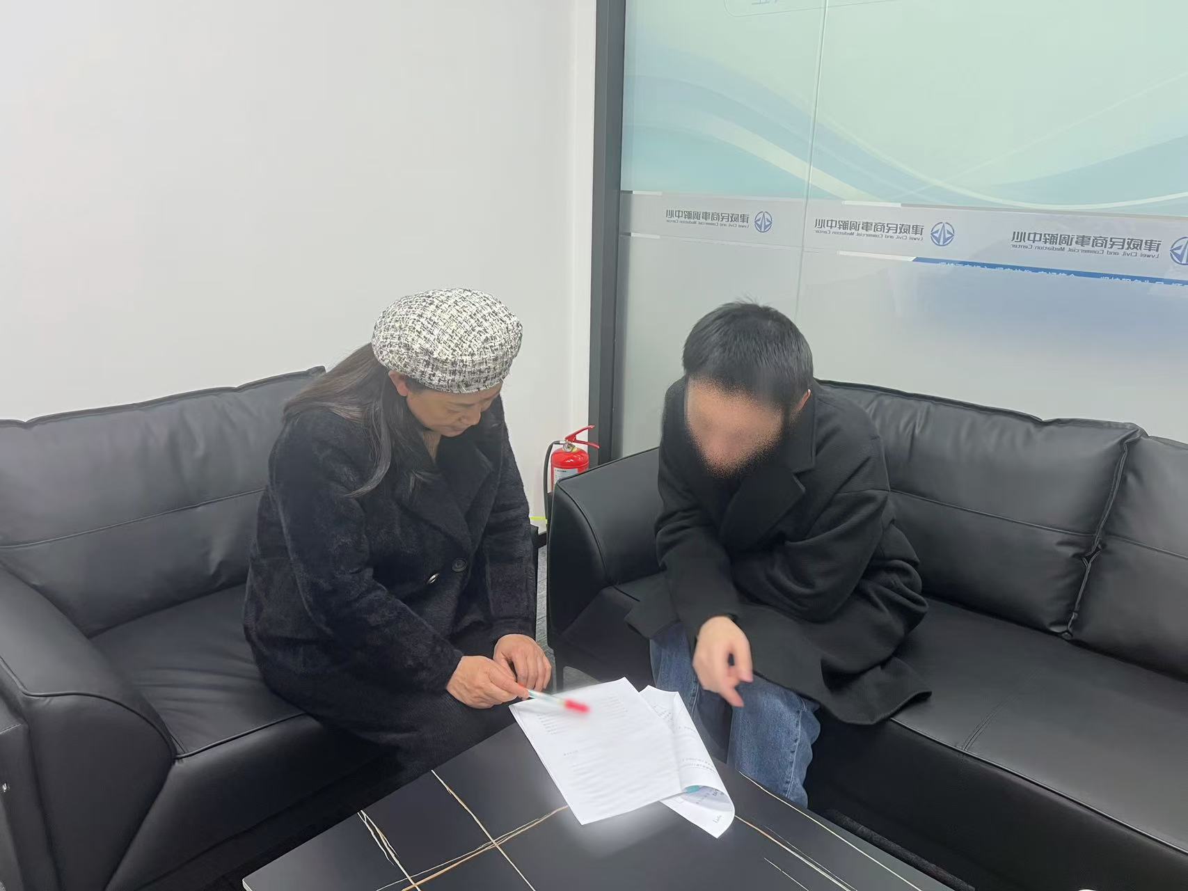 鄰里同窗債，“背靠背”調解顯溫情