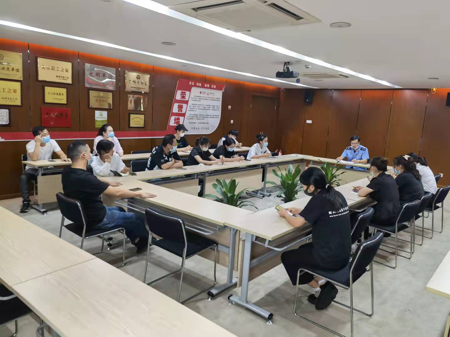 水晶城召開(kāi)餐飲“浙江外賣在線”工作推進(jìn)會(huì)