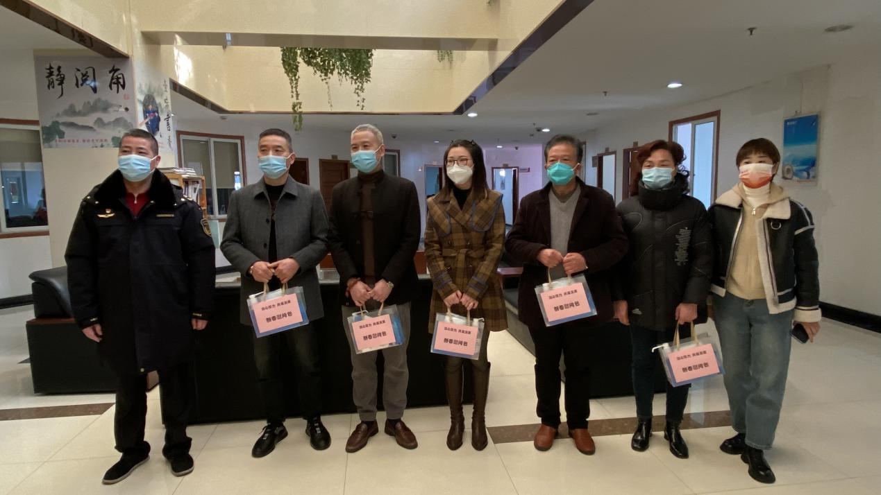 大關市場監(jiān)管所為錢江商城商戶發(fā)放愛心防疫包  筑起暖心“防護墻”