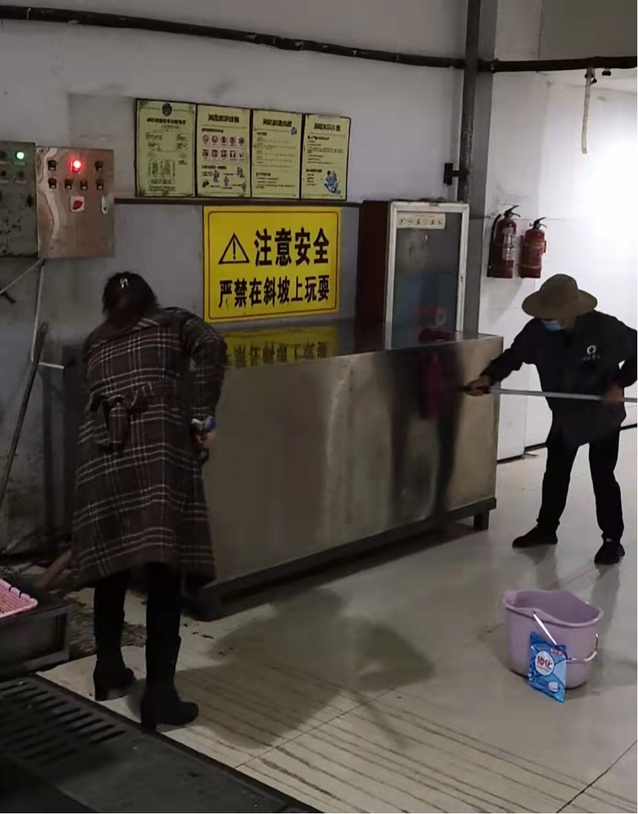 錢江商城開展美食廣場(chǎng)“地毯式”清洗工作