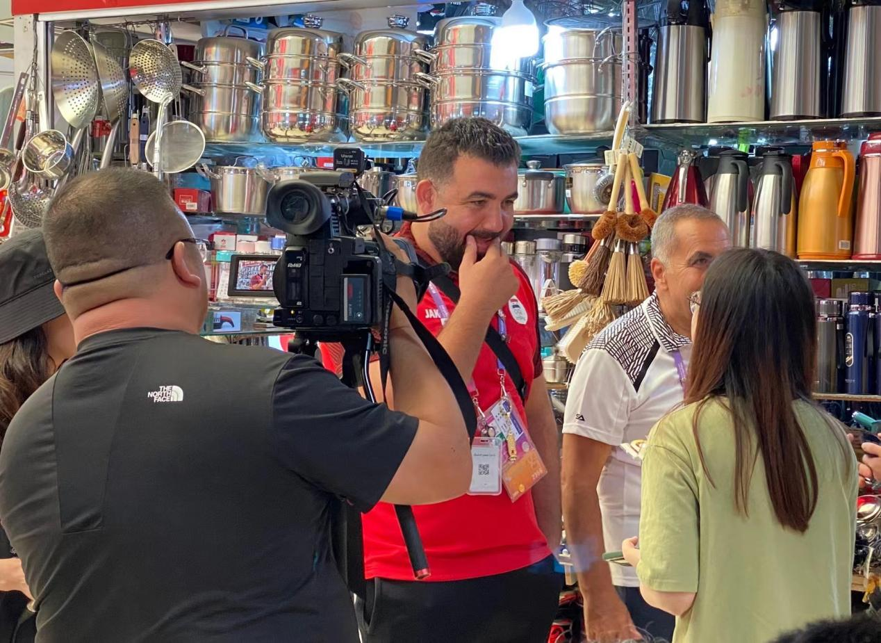 “友誼第一 比賽第二” 亞運(yùn)會(huì)外國(guó)運(yùn)動(dòng)員玩轉(zhuǎn)錢(qián)江商城