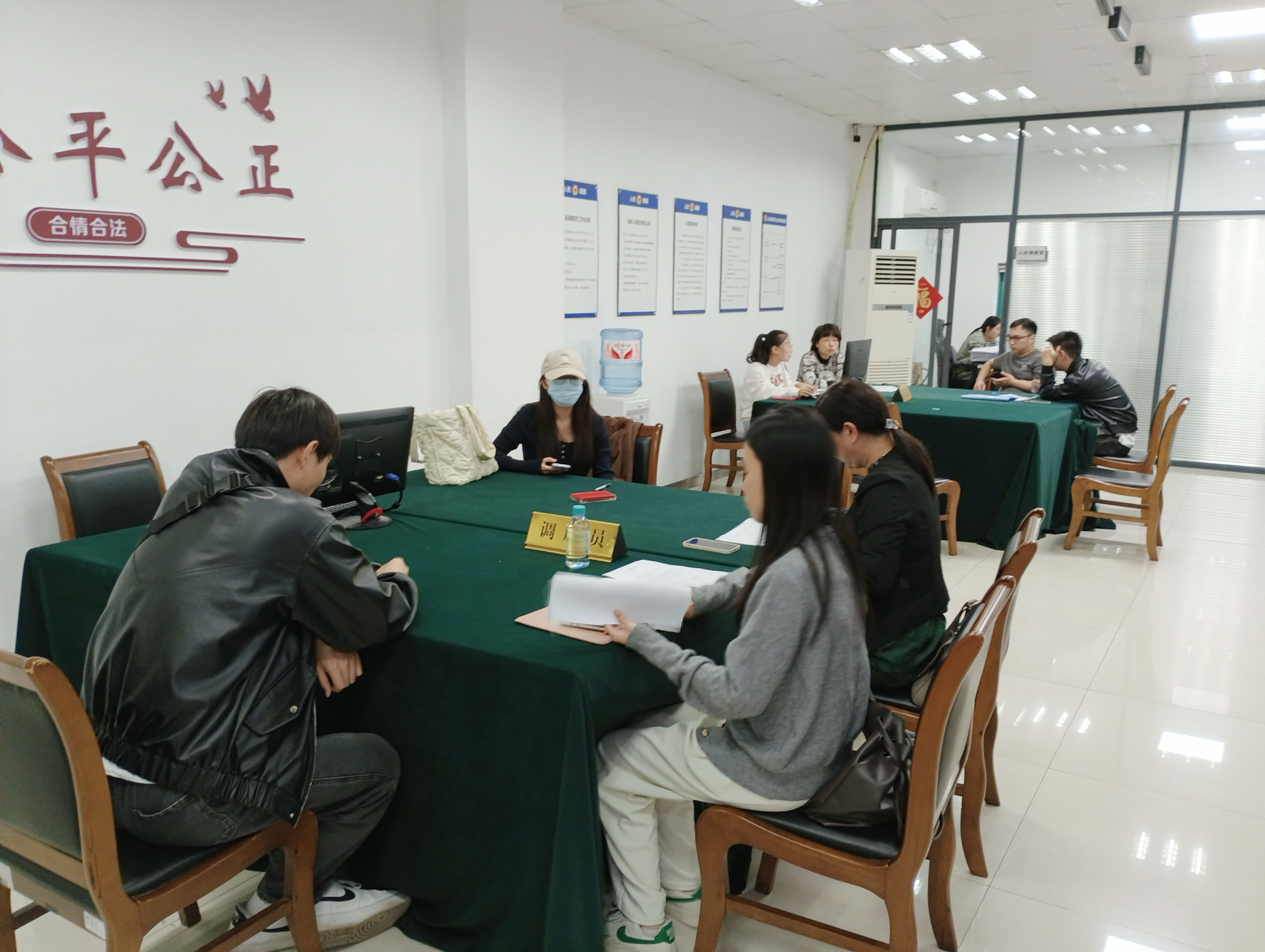 調(diào)解顯溫情，商業(yè)洪流中的信任與重生