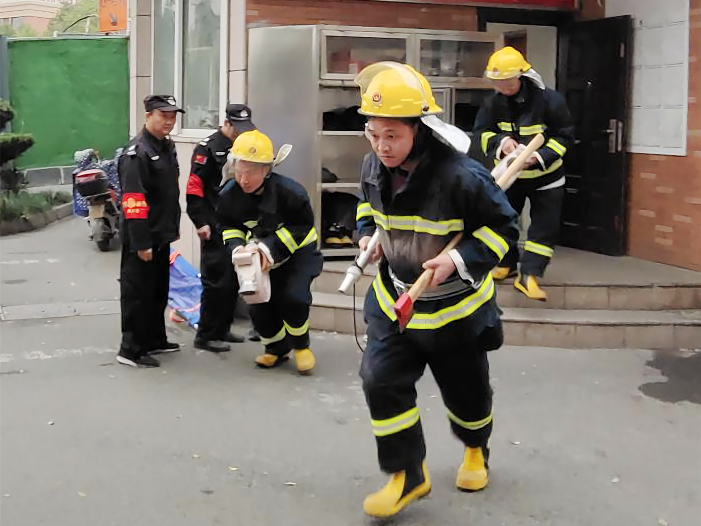 安全第一，防范為先——建華市場(chǎng)開展消防疏散演練活動(dòng)