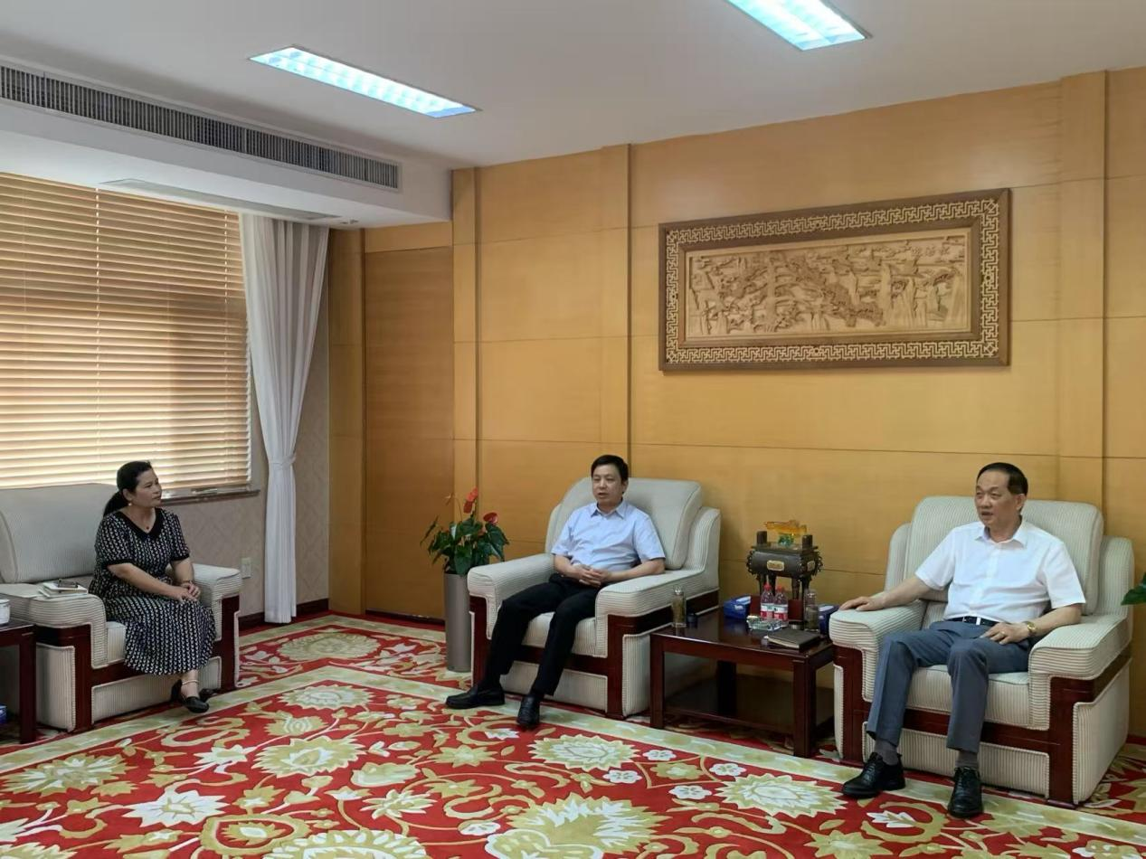 區(qū)領(lǐng)導赴集團慰問人大代表