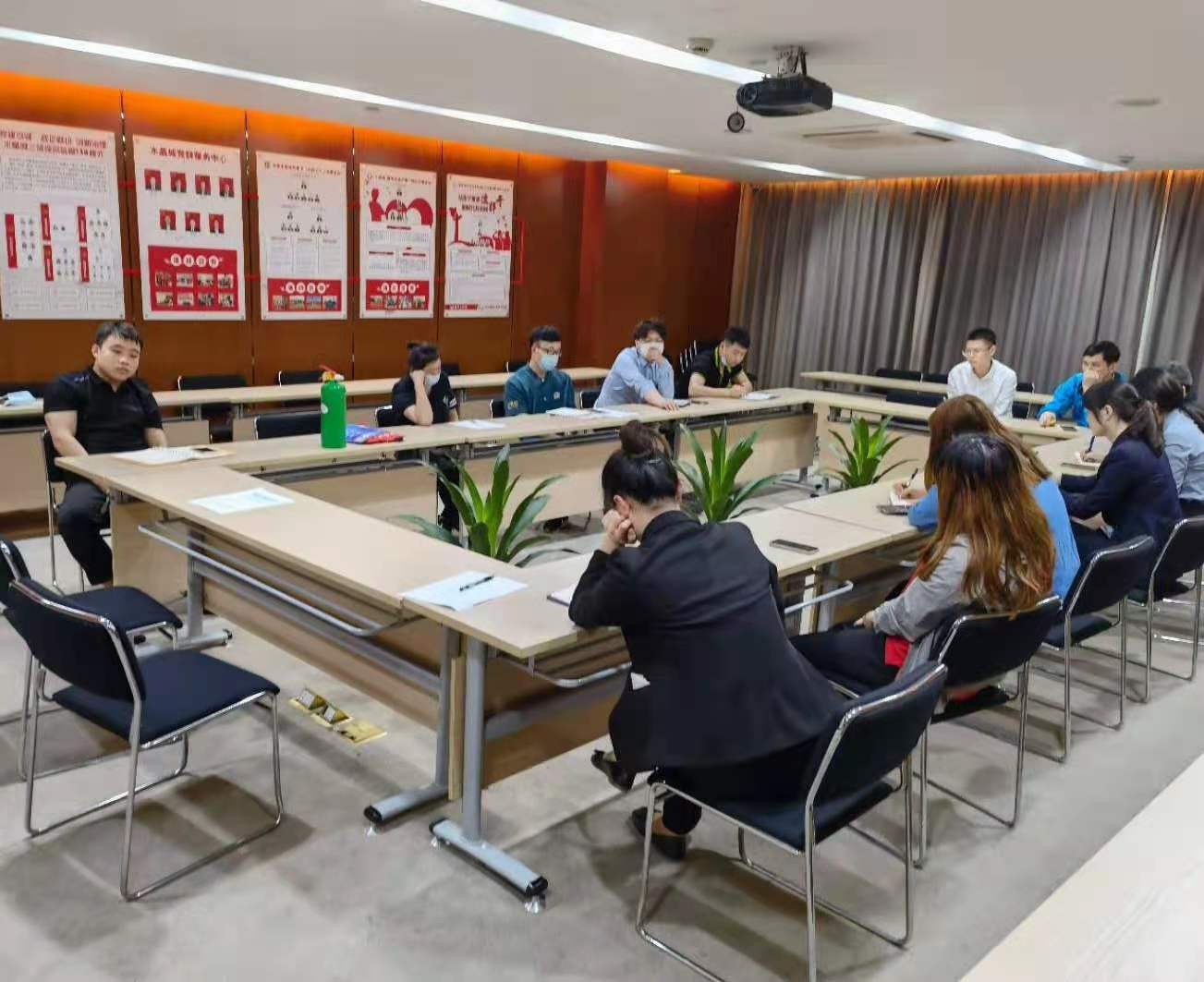 水晶城召開7月店長(zhǎng)會(huì)議