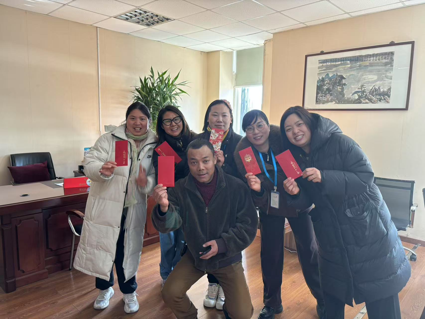 建華市場(chǎng)開(kāi)門(mén)大吉 財(cái)源滾滾新啟程