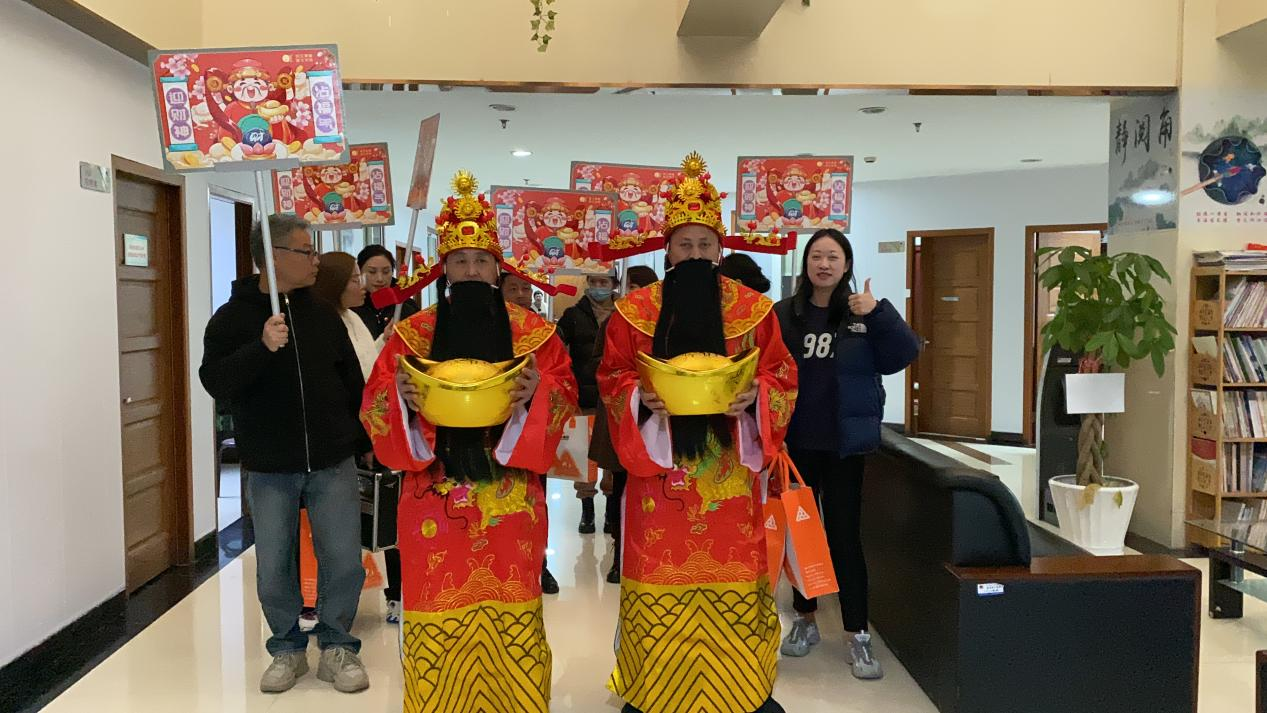 正月十五元宵到，財(cái)神到來(lái)，請(qǐng)接福！