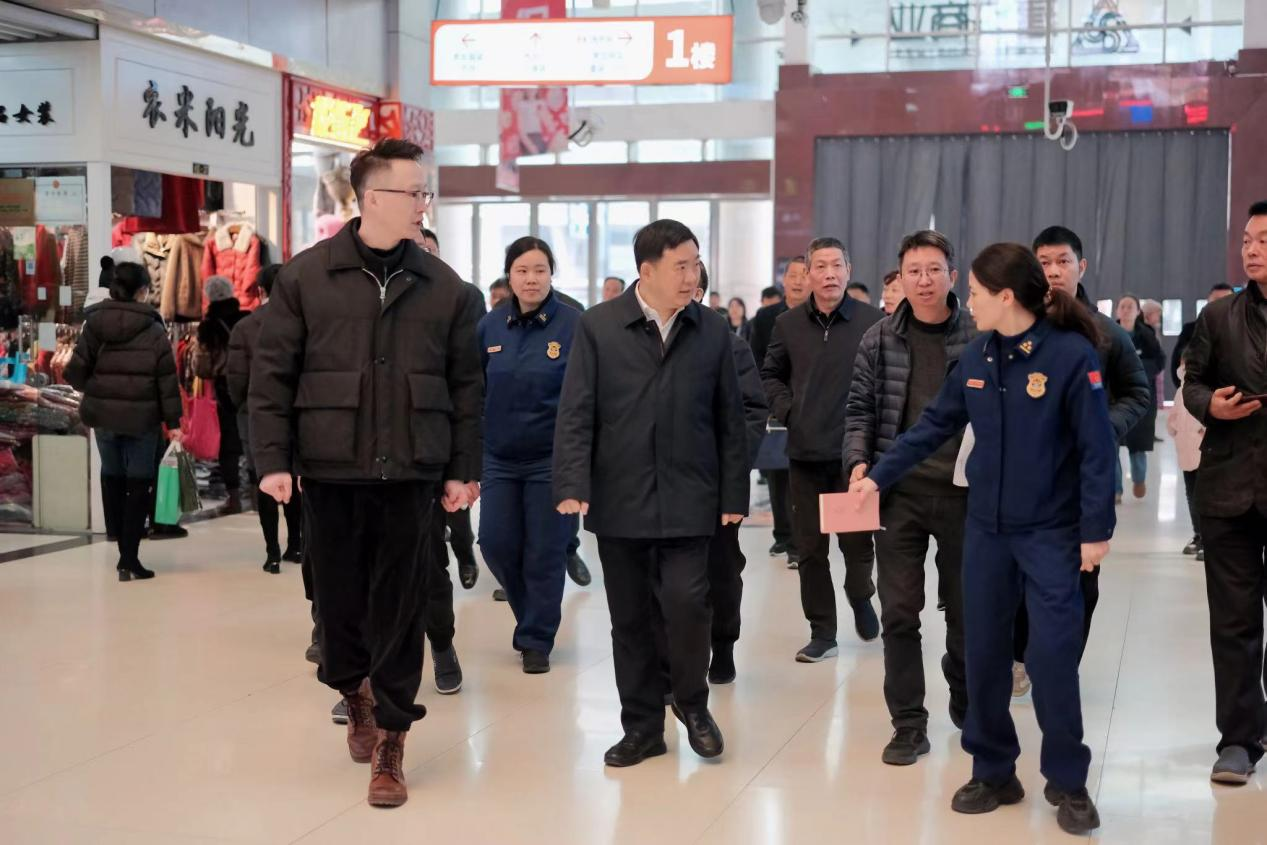省、市、區(qū)領(lǐng)導(dǎo)蒞臨錢江商城指導(dǎo)安全生產(chǎn)工作