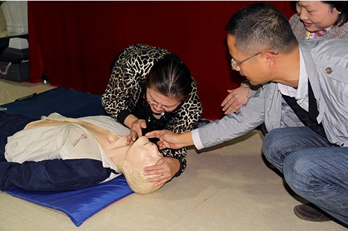 20131024建華文創(chuàng)園黨支部舉辦應(yīng)急救護知識培訓(xùn) (3).jpg