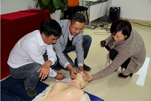 20131024建華文創(chuàng)園黨支部舉辦應(yīng)急救護知識培訓(xùn) (5).jpg